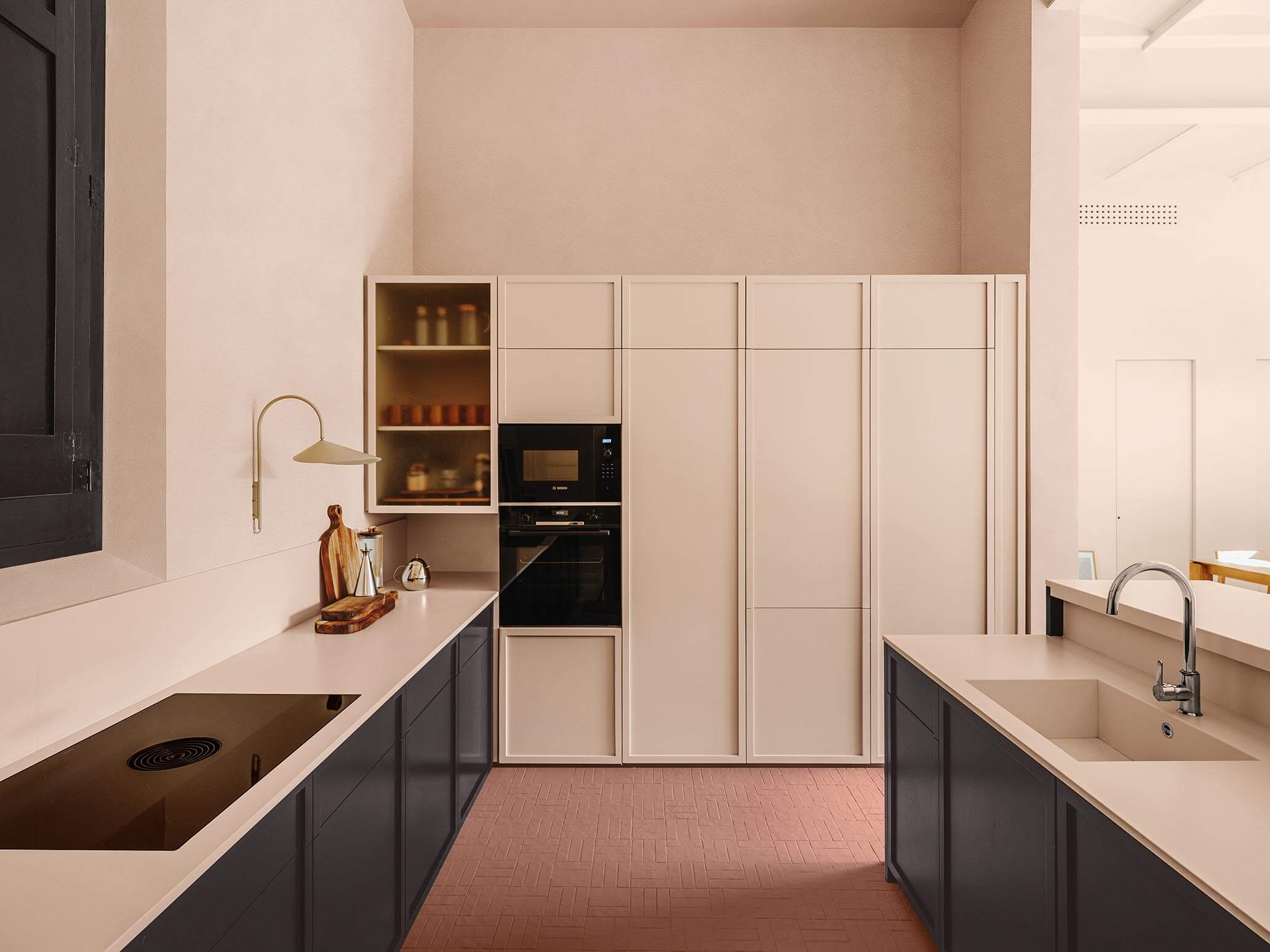 Colonne cucina: Microresina KK 126, Pavimento: Microresina Floor KK 131