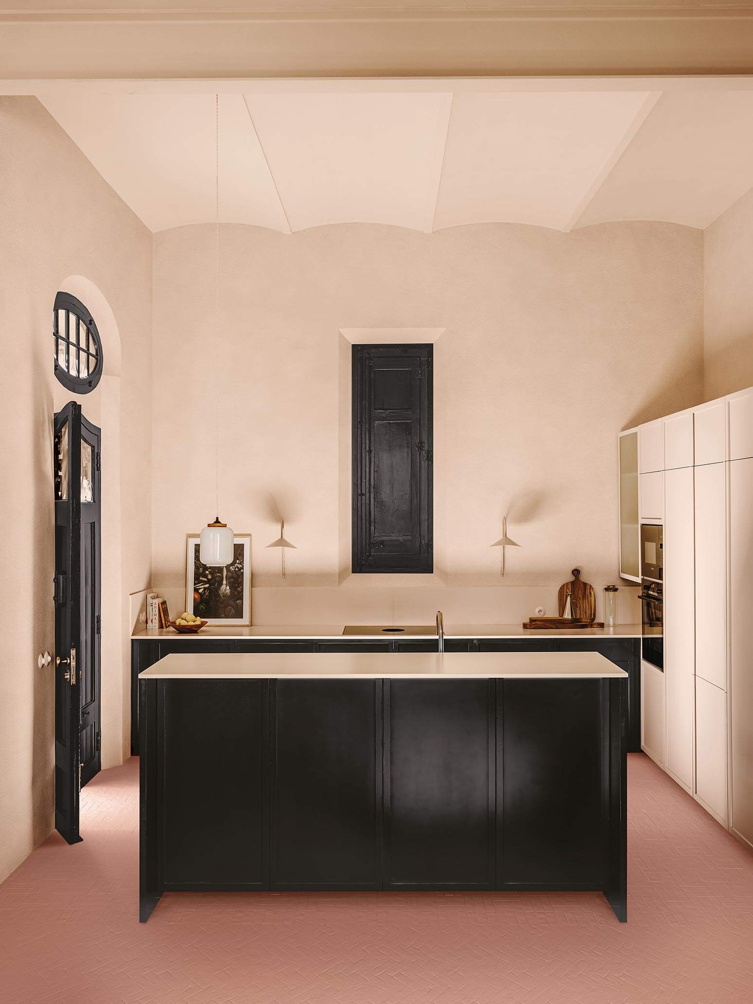 Pareti: Patina KK 126, Infissi, porta e ante cucina: Microresina KK 124, Pavimento: Microresina Floor KK 131